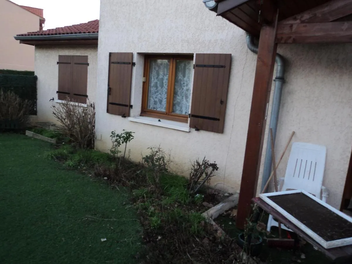 Homestay Le Clairefontaine Apartment Rillieux-la-Pape